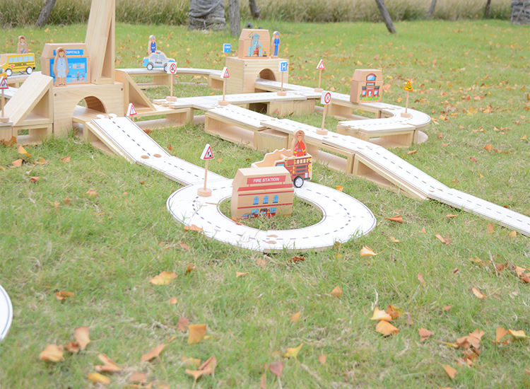 113片幼儿园儿童城市情景构建大积木环保木质早教玩具